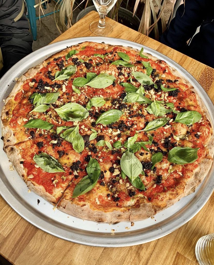 Verdant scenes, sunshine greens 🌿 Saturation nation with old sunshine features from 4pm 🌞

Bag yourself a light as a lid MARINARA PLUS ~ Marinara base, finished w/ chopped black olives, breadcrumbs, basil oil, and fresh basil. 

IT’S VEGAN!
