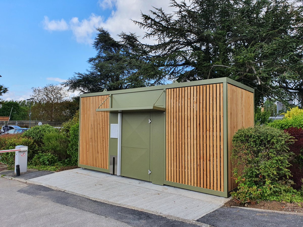 #mobilite #vélo
3 abris vélos avec arceaux ont été implantés à Louise Weiss (Addictologie), Clinique Aloïse Corbaz (Santé mentale) et cour de l’internat. 
A l’entrée du personnel, il s’agit d’un garage fermé et sécurisé avec un accès via le badge de l'établissement.