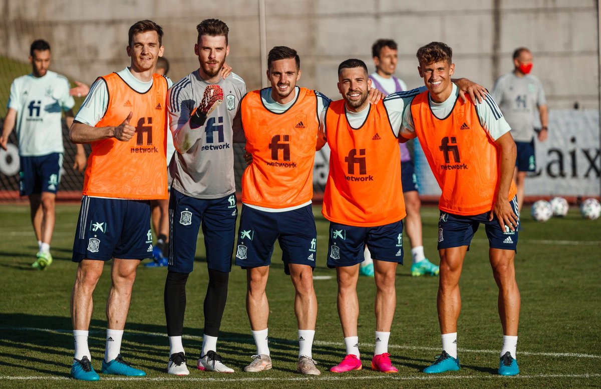 diego_2llorente's tweet photo. Primeros entrenamientos con la @SeFutbol con la máxima ilusión. Mucho trabajo por delante y muchas ganas por lo que está por venir... Vamos!!! 🇪🇸🇪🇸🇪🇸 https://t.co/I8oKognblq