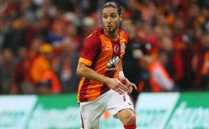 yabancı sınırı saçmalığı yüzünden yapılmış transferlere ve paralara bakın. anadolu kulüplerini yeniden zengin edeceksiniz diye türk futbolunu bitirmezsiniz.

alper potuk 7.25 milyon €
ismail köybaşı 5.5 milyon€
tarık çamdal 5 milyon €