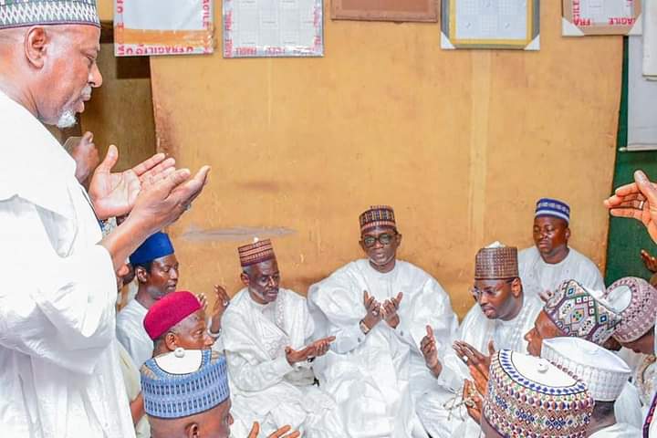 HassanPeppe's tweet photo. Yobe Gov. condoles with the family of late Alh. Na'ibi

His Excellency Gov Mai Mala Buni on Wednesday condoled with the family of late elder statesman and traditional ruler  Hakimin Damboa, Alhaj Na'ibi in Potiskum.

https://t.co/PCwbxOV6sb https://t.co/ikOBmjGxF0