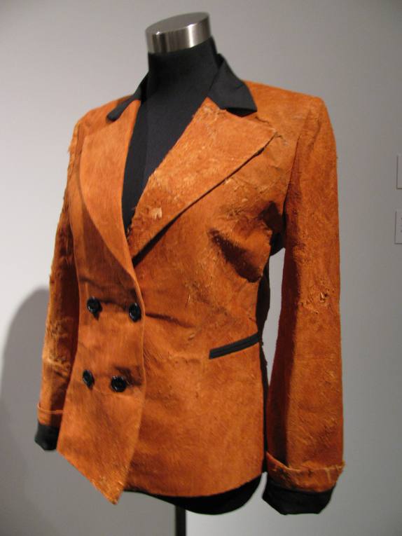 Bark cloth is an environmentally friendly, sustainable fabric harvested from the bark of the mutuba tree. It can be featured in fashion, art, interior design, and other unique creations. 🌳