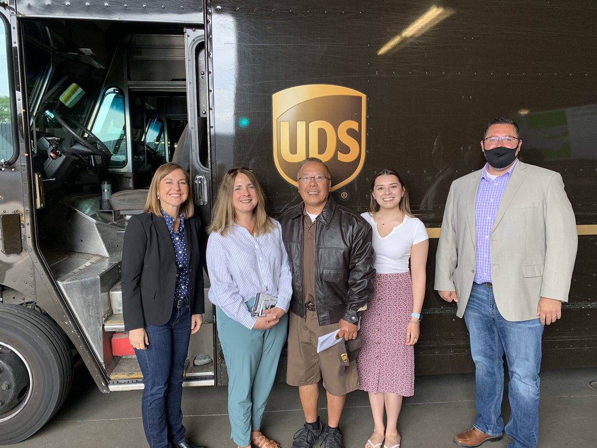 johngiffel11's tweet image. COH celebration for Andy Hung in Pontiac this morning. Thank you to Great Lakes president Carie Monroe and Ops manager Ryan Mervyn for being part of the celebration. One of Andy’s tips was “never make up time behind the wheel”.