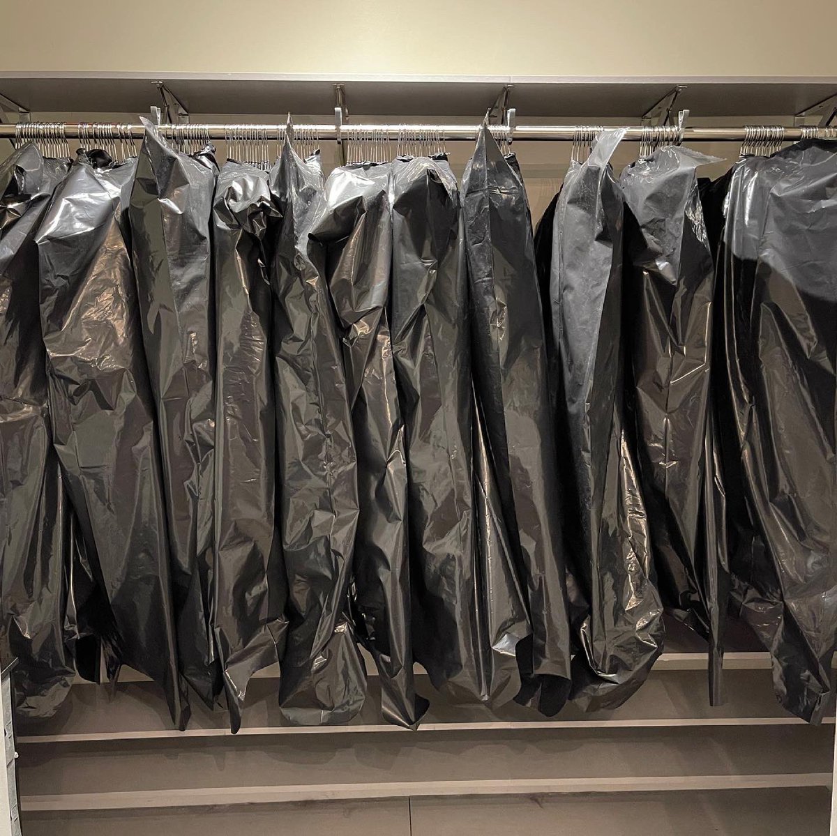 _simplifystyle's tweet photo. Move Management: Simplify’s newest service!  Moving is never fun - why not let Simplify do all of the heavy lifting?  We’ll neatly pack you up - coordinate the movers with your schedule - and have you unpacked, organized, and living in your new space in a flash. 

#simplifystyle https://t.co/I3La4oiqfJ