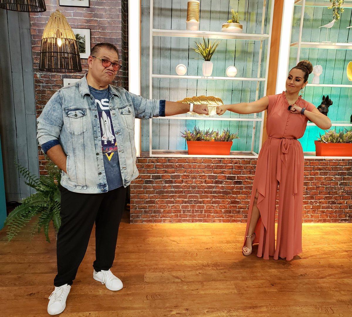 Los compas de Tu Mañana <a href="/rolocomando/">Rolo De Leon</a> <a href="/michellesimons/">Michelle Simons</a> son garras 🤜🤛✌