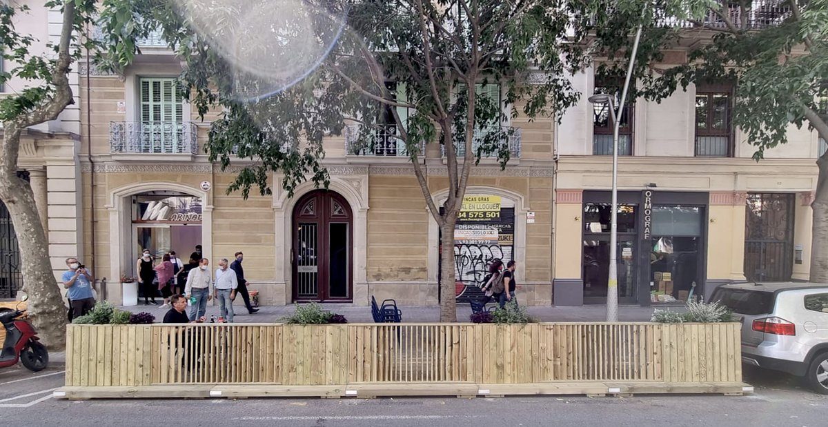 vicenteguallart's tweet photo. Avui s'ha instalat la primera EcoTerrassa que @IAAC ha fet amb @AlberchSA i @Hortalia per BCN. Estem contents de poder ampliar voreres de la ciutat sense afegir mes formigó o asfalt. Gràcies a l'IMPUQV per tot el suport. Hem passat del dibuix a la realitat en poques setmanes!! https://t.co/FLE3s0mMRZ