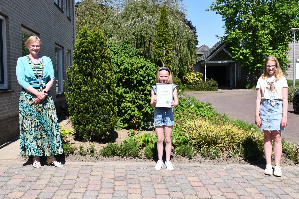 Vandaag ontvingen Elif uit #Wichmond en Lize uit #Steenderen uit handen van burgemeester Marianne Besselink een zeer verdiend Bronckhorster #jeugdlintje! Van harte gefeliciteerd! Op onze website lees je de verhalen van Elif en Lize: bit.ly/3c9IZzu.
