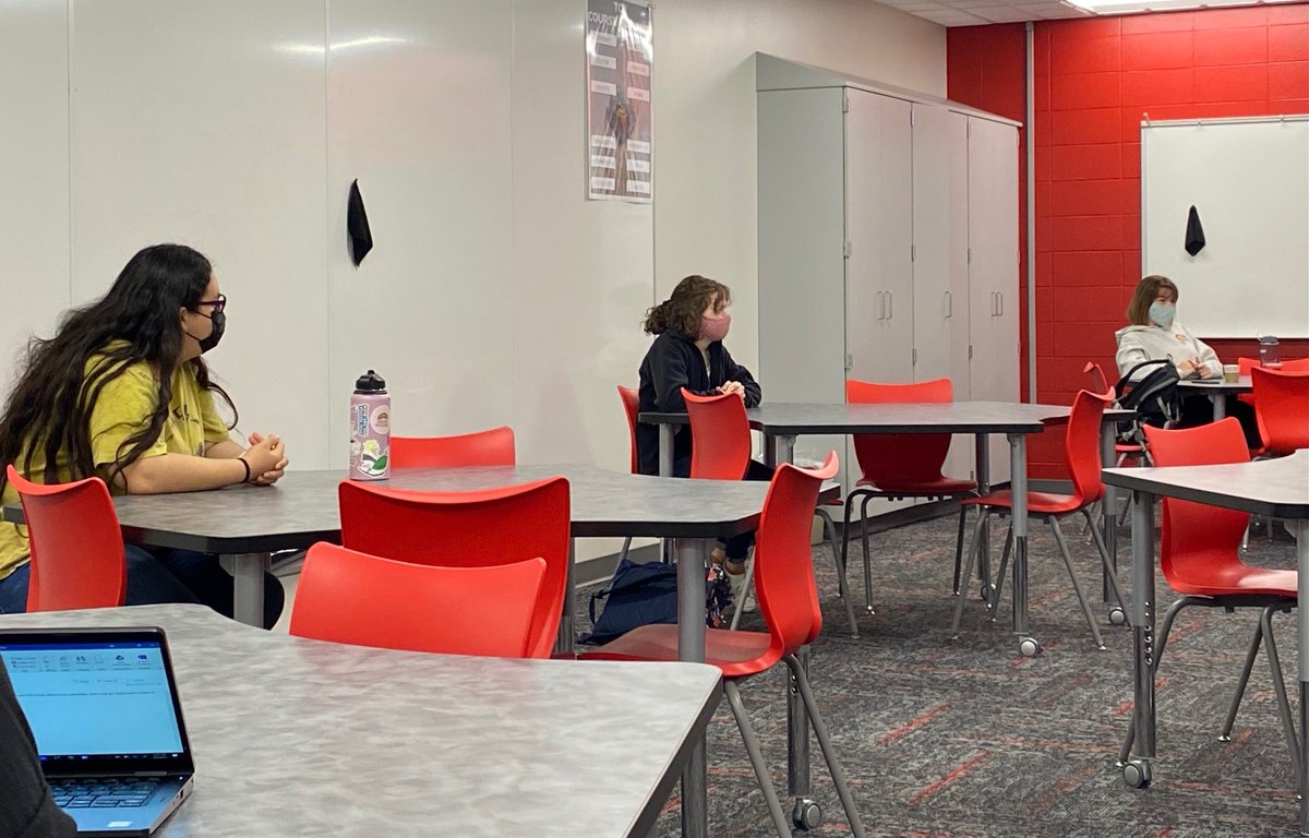 2022 IB Diploma candidates met this morning with IB instructors to discuss their Extended Essays (EE). As part of the full IB, candidates pick a topic, research the topic, and then write a research paper. Here, Mr. Nichols gives advice about how to take &amp; organize research notes.