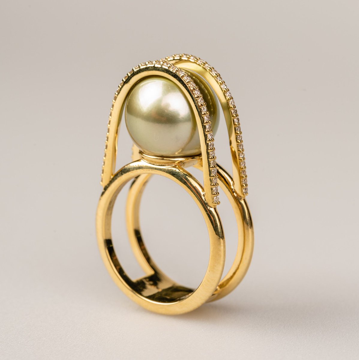 An architectural and airy #pearl #ring 
A 12.5mm #TahitianPearl and champagne #diamonds in 18k yellow #gold.
buff.ly/34C3Abj #llynstrong #strongpersonality #jewelry #artjewelry #finejewelry #expertlycrafted #unique #luxury #style #sparkle #gemstones #yeahthatgreenville