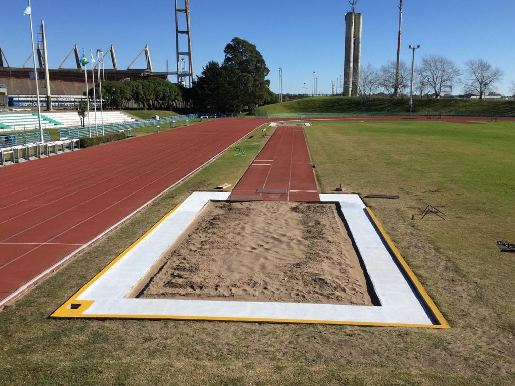 Trabajamos en la reparación y pintura del cerco perimetral, puertas y portón de acceso; y en el pintado de los bordes de los cajones de saltos en el Estadio Atlético "Justo Román".