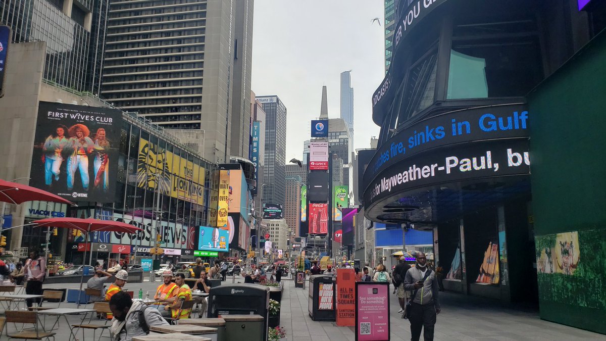 joefav's tweet photo. Still not near what a #wednesday #matineeday was or will be again in #timessquare, but signs of the rebound abound! #NYC https://t.co/3ifebgoRqc