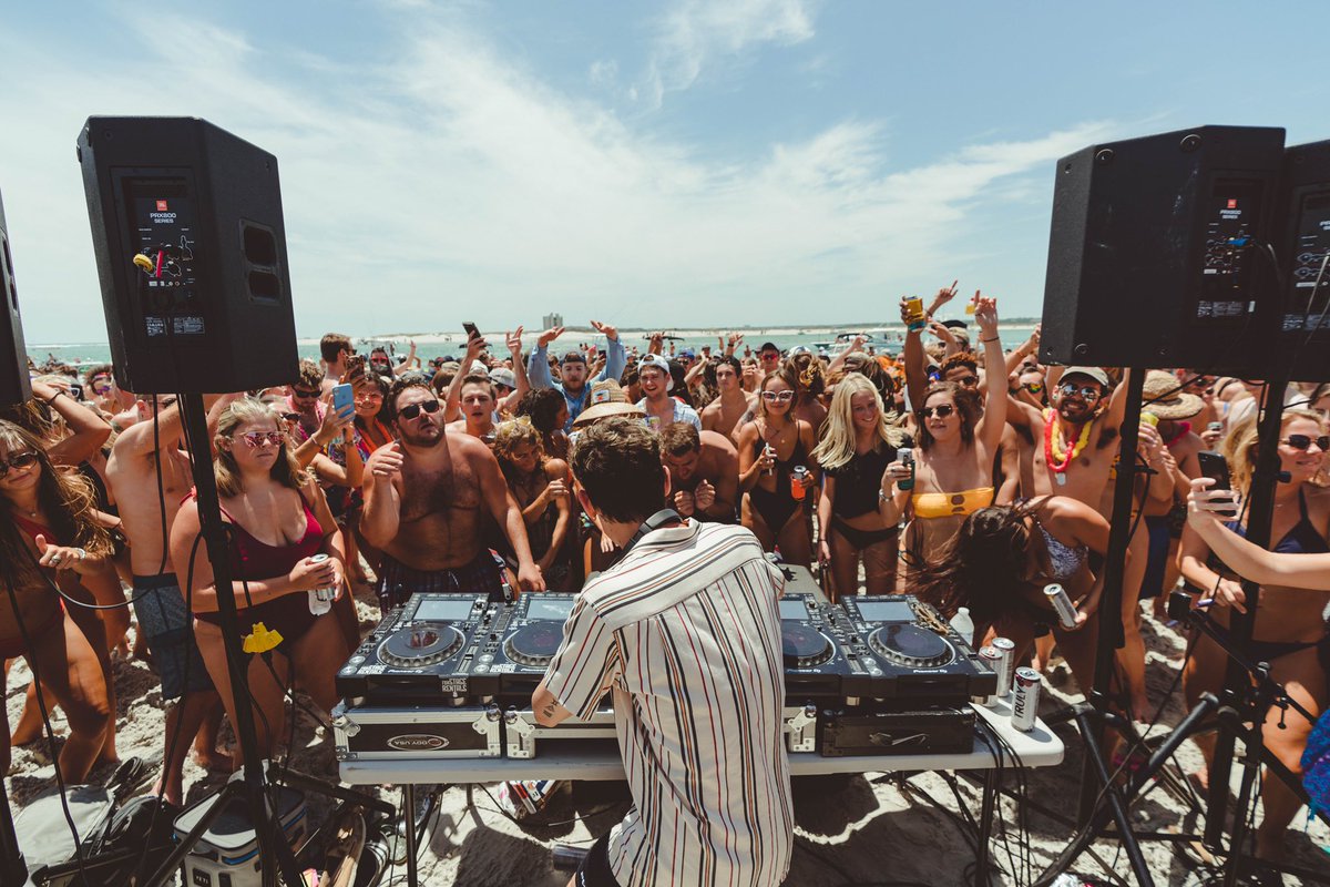 Griz's tweet image. ANNOUNCING: GRIZMAS IN JULY! 🎄 🏖 We’re back in Wilmington at a brand new venue riverfront park amphitheater for our annual GRiZ family vacation!! Pre-sale tix available at 1pm edt today! General on sale on Friday at 12pm edt. This will go quick!