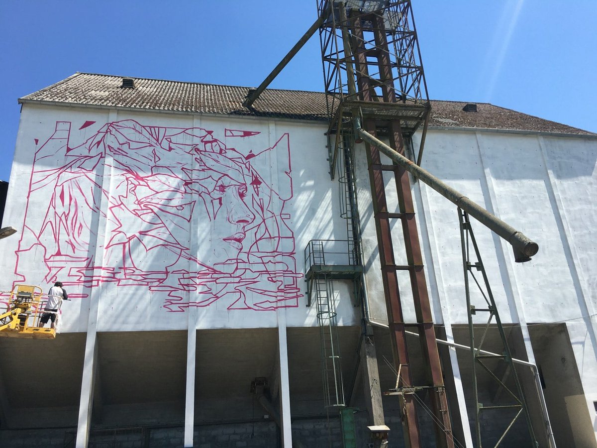 LaBelValette's tweet photo. On continue les résidences artistiques pour le HLM2 !
Cette semaine nous accueillons l'artiste RaturOne à Châtillon-Coligny. Les tracés sont presque finis et l'objectif est de commencer certains remplissages !
Venez nous voir ! 🙂
#lbv4 #muralism #urbanart #streetart #fresque https://t.co/3u0Sp8wEtP