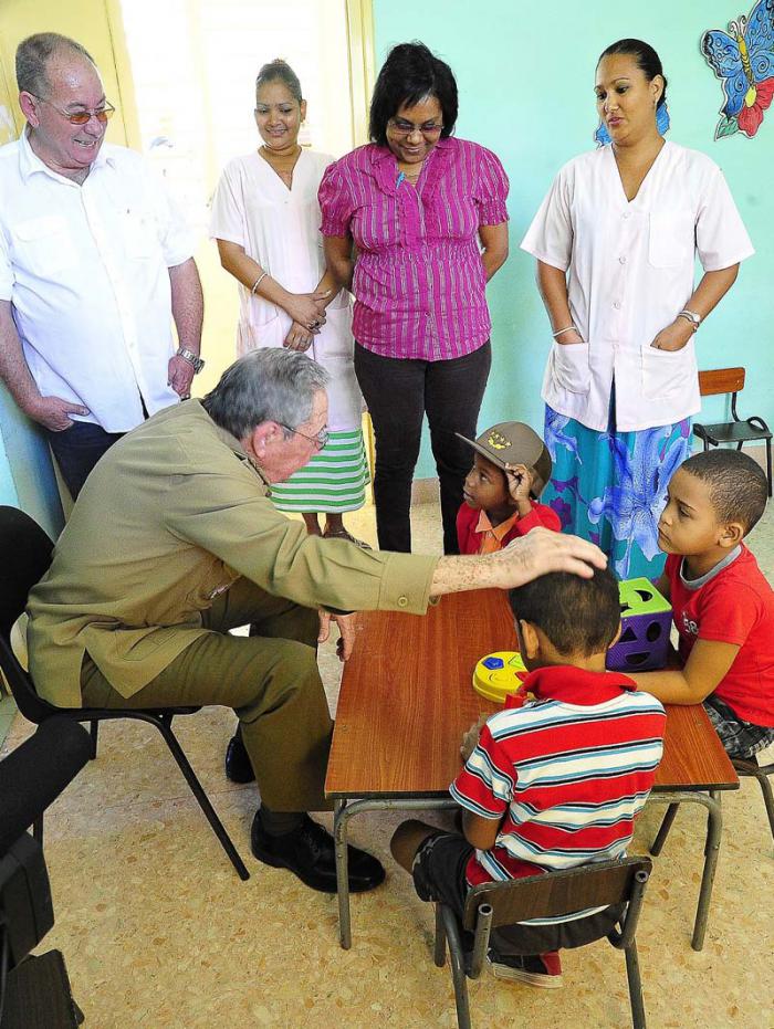 PartidoPCC's tweet photo. @DiazCanelB: Raúl, como cariñosamente le llama nuestro pueblo, es el mejor discípulo de Fidel, pero también ha aportado innumerables valores a la ética revolucionaria, a la labor partidista y al perfeccionamiento del gobierno. #FelicidadesRaul Toda #Cuba te abraza y te agradece https://t.co/JZJMAVHhWZ
