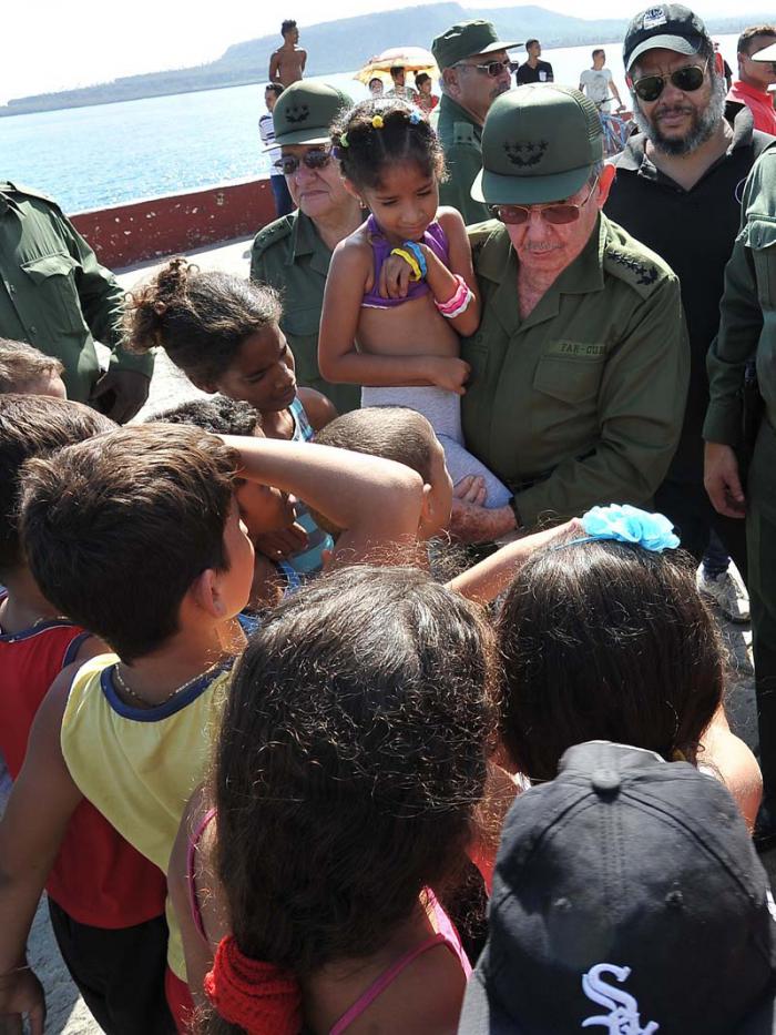 PartidoPCC's tweet photo. @DiazCanelB: Raúl, como cariñosamente le llama nuestro pueblo, es el mejor discípulo de Fidel, pero también ha aportado innumerables valores a la ética revolucionaria, a la labor partidista y al perfeccionamiento del gobierno. #FelicidadesRaul Toda #Cuba te abraza y te agradece https://t.co/JZJMAVHhWZ