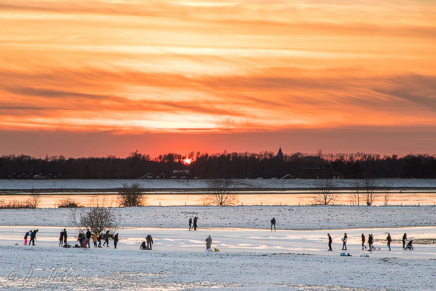 Maar weer eens schaamteloos mijn Blog onder de aandacht brengen. De laatste tijd fotos geplaats van oa Winterpret, Kruiend ijs, DJ's in het FC Twente stadion, en natuurlijk veel herfstbeelden uit 2020.
#rhenen #natuurfotografie #Grebbeberg #schaatsen
blog.hanshoekstrafotografie.nl