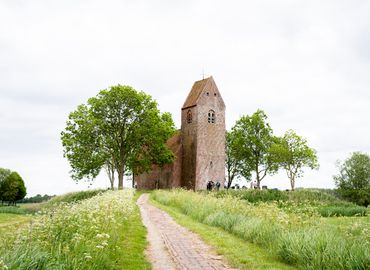 🚲🚶‍♂️🚶‍♀️🌳🗺️ Het festival Terug naar het begin biedt dit jaar iets nieuws: culturele ontdekkingstochten! Wandel of fiets langs kronkelende weggetjes en oude zeedijken en beleef onderweg betoverende optredens en spannende kunstprojecten 👉 buff.ly/3vHaIyW