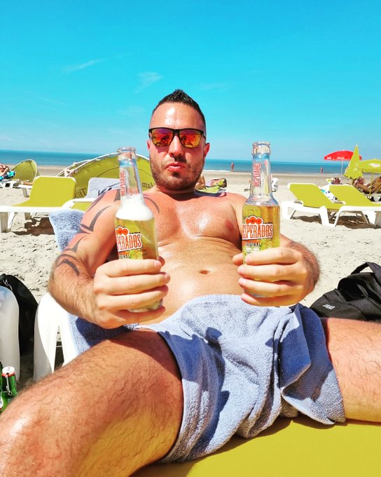 Zum Gl&uuml;ck nur Desperados und kein Corona! 😉 #beachtime #sunnyboy #sommer2021 #bistebraunkriegstefraun<a href="/tag/beachtime"class="tags">#beachtime</a><a href="/tag/sunglasses"class="tags"><span>#sunglasses</span></a><a href="/tag/sunnyboy"class="tags"><span>#sunnyboy</span></a><a href="/tag/prost"class="tags"><span>#prost</span></a><a href="/tag/zandvoort"class="tags"><span>#zandvoort</span></a><a href="/tag/bistebraunkriegstefraun"class="tags"><span>#bistebraunkriegstefraun</span></a>