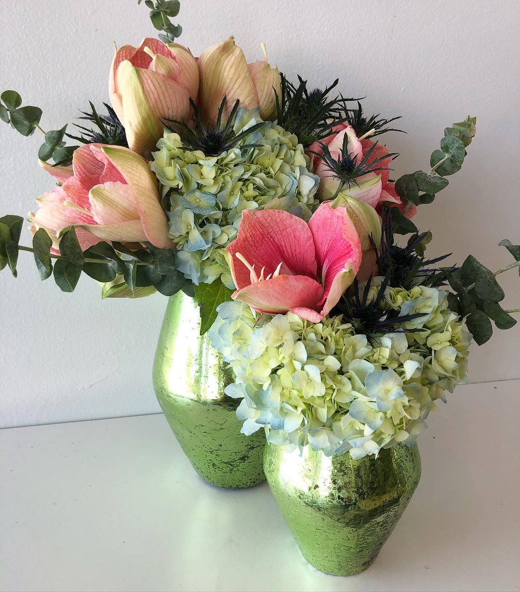 SRFSimplyRoses's tweet photo. Fresh peachy beach vibes for @oceansidecountryclub this week! Coral amaryllis with blue hydrangea, thistle, and eucalyptus arranged in the Viper Vase by @accentdecorinc 
#beachvibes #eucalyptus #amaryllis  #simplyroses https://t.co/cffEsJtovO
