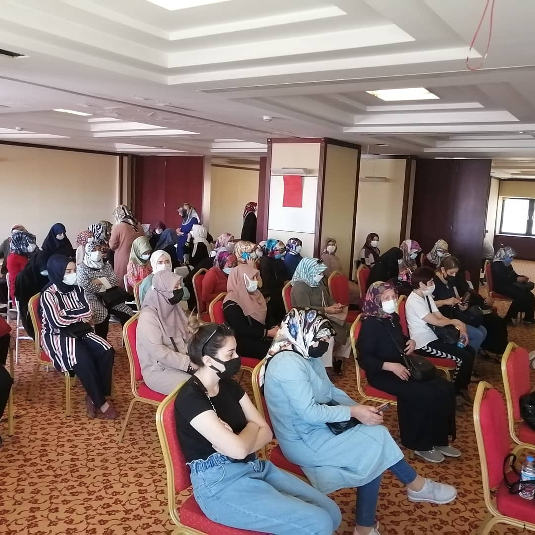 DalZarife's tweet photo. İş kur eğitimi başladı Çok şükür kadınlarımıza destek olan projeler üreten kırmızı MONTLULAR genel başkanı sn  Erhan Eğit ve ekibine  çok teşekkür ederim iyiki varsınız.Nene hatunlar gelcğe sahip çıkmak için işbşında organik tarımla alkalı hertrlü eğtmlrd yrrlnp glcğ hzrlk ylndlr https://t.co/wlEox6zQ8y