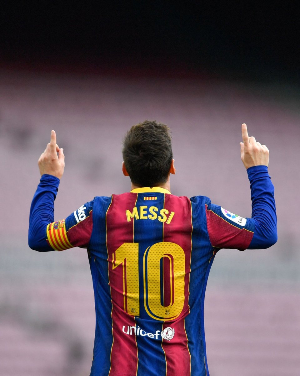 lnstantFoot's tweet photo. 🔴 BREAKING

Lionel Messi va prolonger au Barça !

L'accord porte sur une durée de 10 ans de contrat supplémentaires (jusqu'en 2031).

L'argentin touchera 240M€ sur les 4 prochaines années. Les 6 années d'après, il aura un rôle d'ambassadeur et de partenaire stratégique du club. https://t.co/upVNSqfOLy