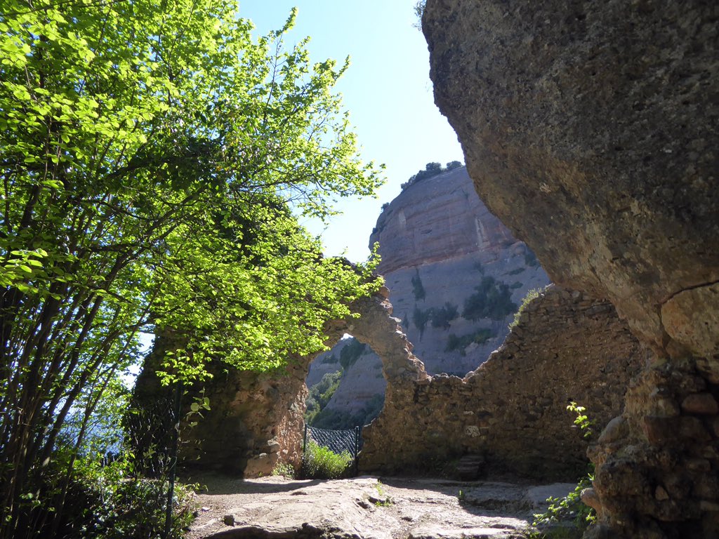 monteditorial's tweet photo. Santa Agnès és una capella construïda sota la roca. Està documentada des del segle XIV i actualment encara podem visitar-ne les restes
.
La Mola, Sant Llorenç del Munt⛰
.
😀de participar en un projecte tant xulo #51cims #rutesautoguiades
.
#excursionisme #gpstracks https://t.co/1KiRYVHxMm