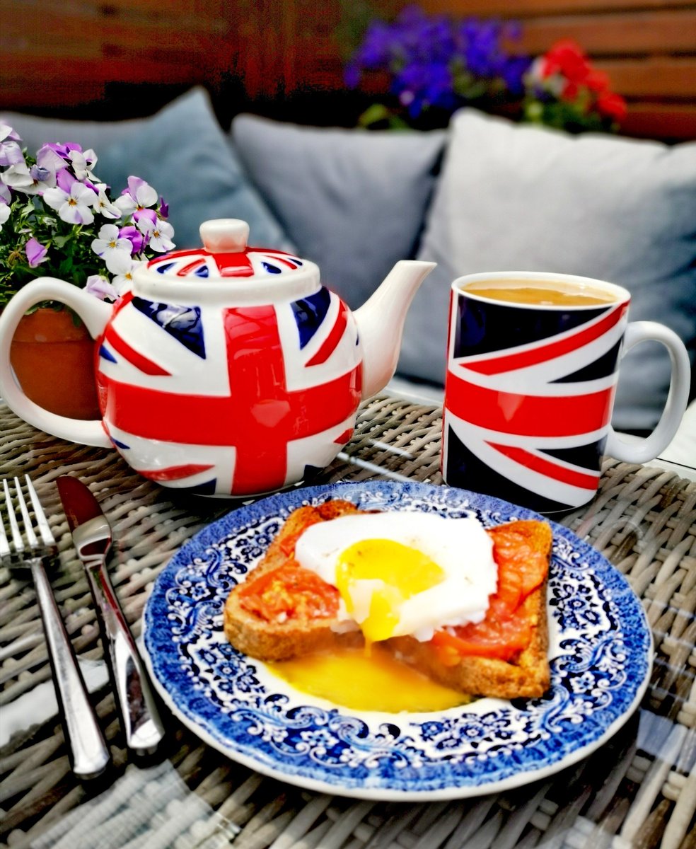 ♥️🍅🌿🇬🇧Let's keep it simple. British Tomatoes on Toast, Salt, Pepper and a Poached egg!  🍳
A delicious lunch served with a smile and a  cup of tea! 🍅♥️🌿🇬🇧 <a href="/Britishtomatoes/">BritishTomatoGrowers</a>  #tomsontoast