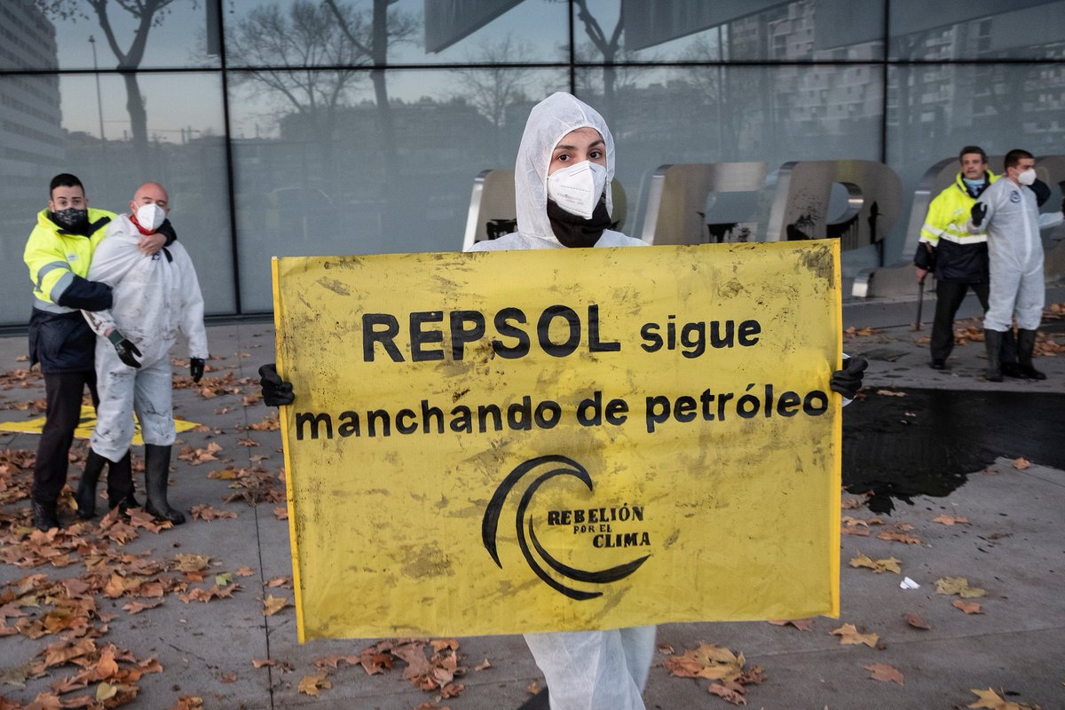 AmigosTierraEsp's tweet photo. ⚖️¡Otra gran noticia nos llega desde los juzgados! Nuestras compañeras de @MadridAdT y @RebelionxClima, denunciadas por REPSOL por un acto de protesta frente a su sede, han sido absueltas! #RepsolLimpiaTuMierda #StopREPSOL https://t.co/FgmxGOaRDq