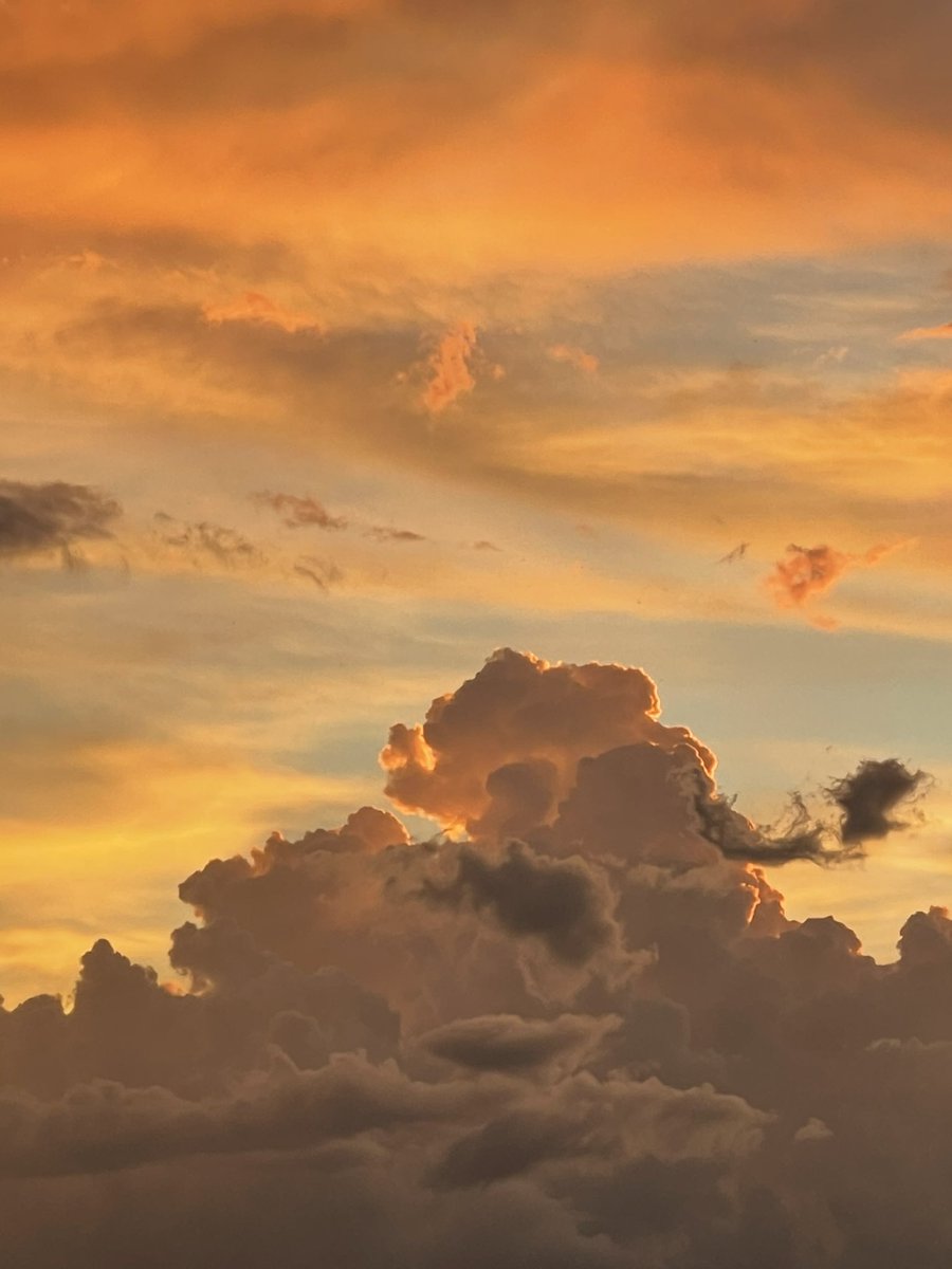 sfkkfs_'s tweet image. ท้องฟ้าวันนี้สวยแบบขี้โกง ✨🤏🏻🛋