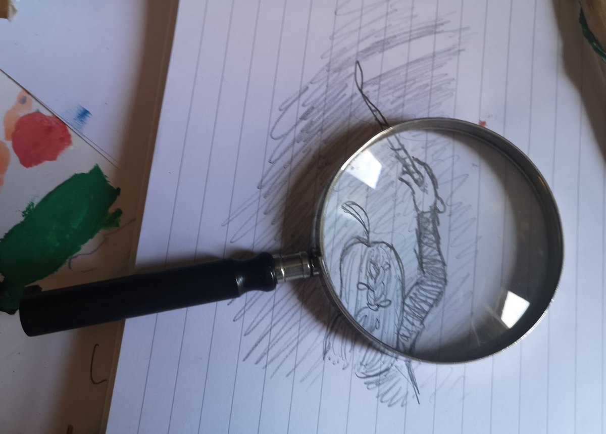 ReferencesFor's tweet image. Magnifying glass! I stole it to look at bugs up close for drawing. Look at how the light bends!!