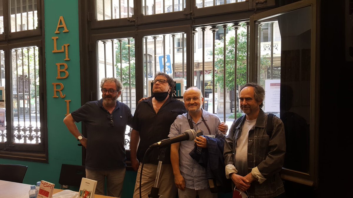 En Barcelona, en la magnífica <a href="/LibreriaALIBRI/">ALIBRI LLIBRERIA</a> <a href="/JVirallonga/">Jordi Virallonga</a> Jose Antonio Jiménez, @jaumemuelas y un servidor presentando #palabrasparalaresistencia. Hasta la bandera. Una gozada. <a href="/EDAlibros/">EDA Libros</a>