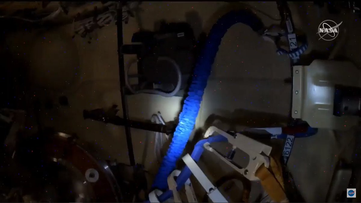AstronautiCAST's tweet photo. Anche Pyotr è entrato in Poisk e chiuderà il portello.
#EVA48 https://t.co/l9H77Noc7u