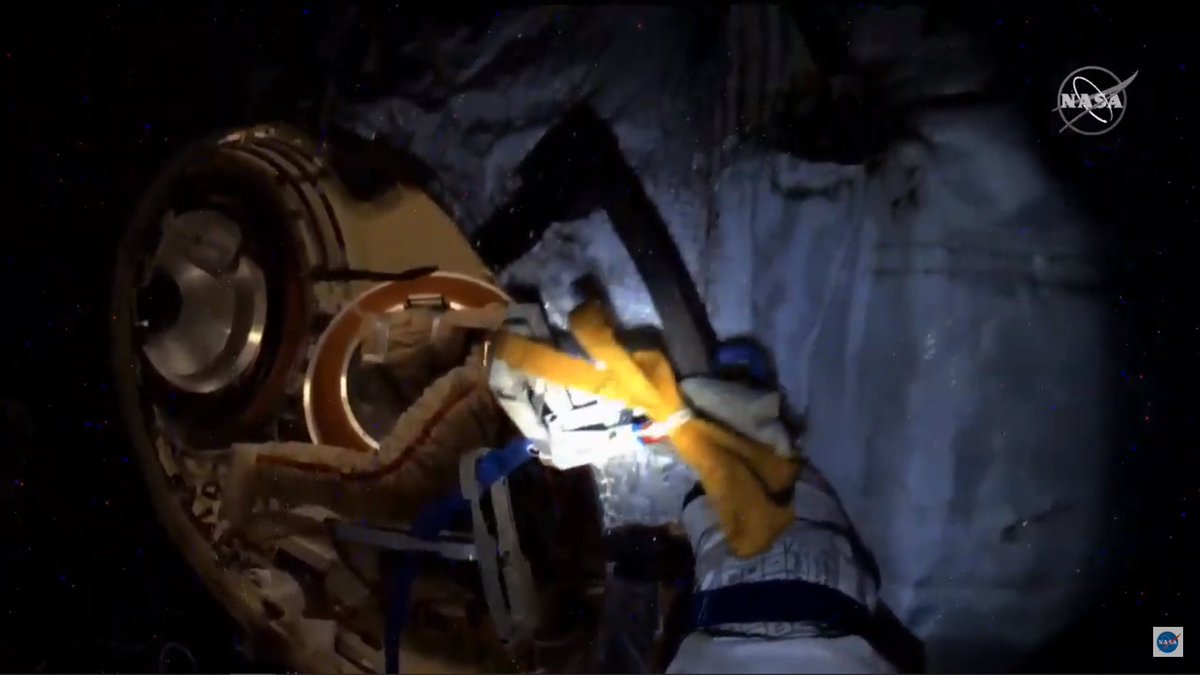 AstronautiCAST's tweet photo. Oleg è all'interno di Poisk.
#EVA48 https://t.co/48n2Q9di7X