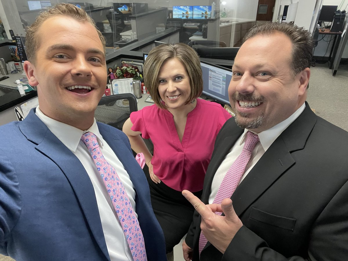ELehmannTV's tweet photo. On Wednesdays โ WE WEAR PINK! #Sunrise7 #MeanBoys #AndHolly https://t.co/uTw4ewaaWI