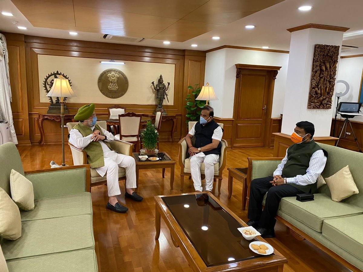 himantabiswa's tweet photo. Gratitude 💐

Called on Hon'ble Union Minister Sri @HardeepSPuri today along with MoS @Rameswar_Teli.

Have always appreciated Mr Puri's commitment to work.

Grateful for all his blessings. 

@MoHUA_India https://t.co/pPZXW4DHig