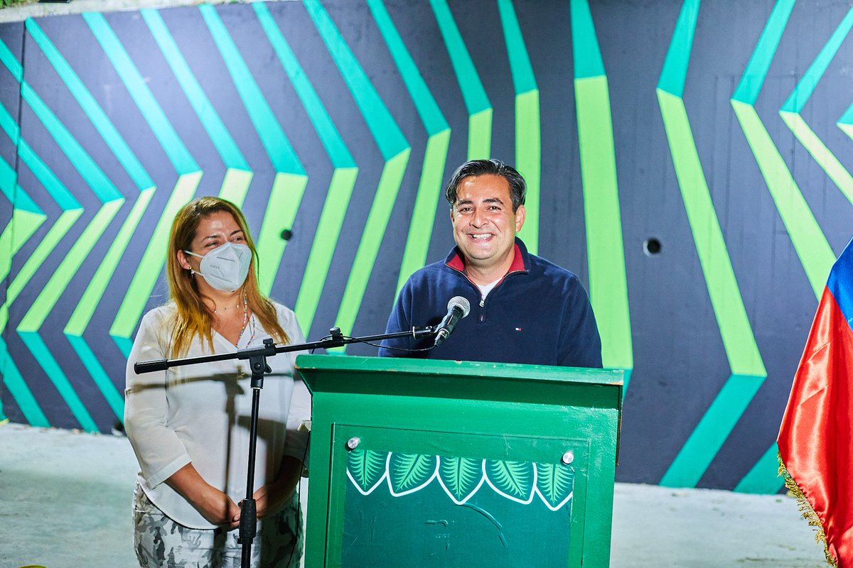 darwingonzalezp's tweet photo. Ayer fue una noche especial porque pudimos inaugurar el primer mural, de muchos que vienen, en #Baruta. Gracias al artista Kike Hurtado y a @PinturasPineco, pudimos plasmar una obra cinética del Ávila en el mural de #Caurimare.

¿Qué les pareció? Los leo. https://t.co/hjg2L6CdxK