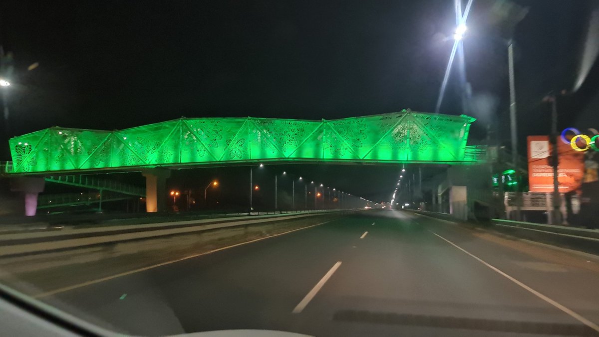 rober3t's tweet photo. Hoy la pasarela de Ñu Guazú se tiñe de verde en recordación de los dólares sobrefacturados y que nunca volverán 💸 Viva el Paraguay! https://t.co/I3tRHaxE3z