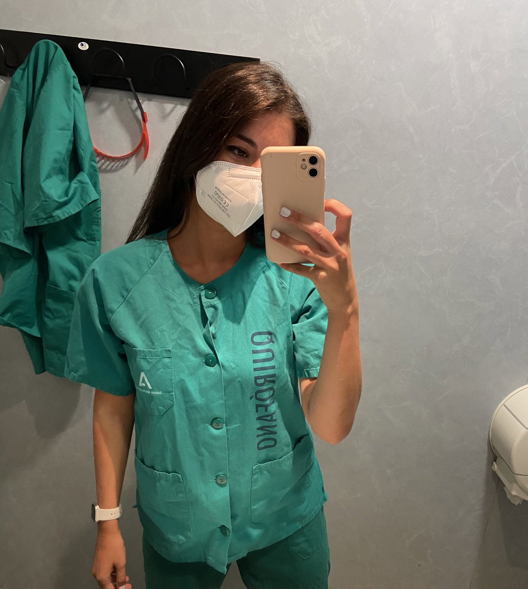 Hoy, después de mucho, he vuelto a entrar en quirófano y a participar junto a posibles futuros resis mayores. Y no he podido ser más feliz ✨