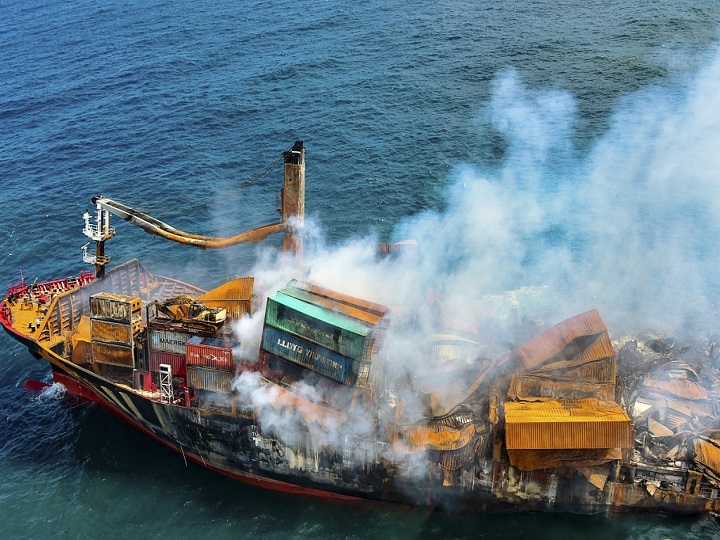 #Marine Disaster! Fire-Hit Chemical Cargo Ship Sinks Off #SriLanka’s Coast, Poses Severe Environmental Threat #MVXPressPearl

Know more: bit.ly/2S56DpJ