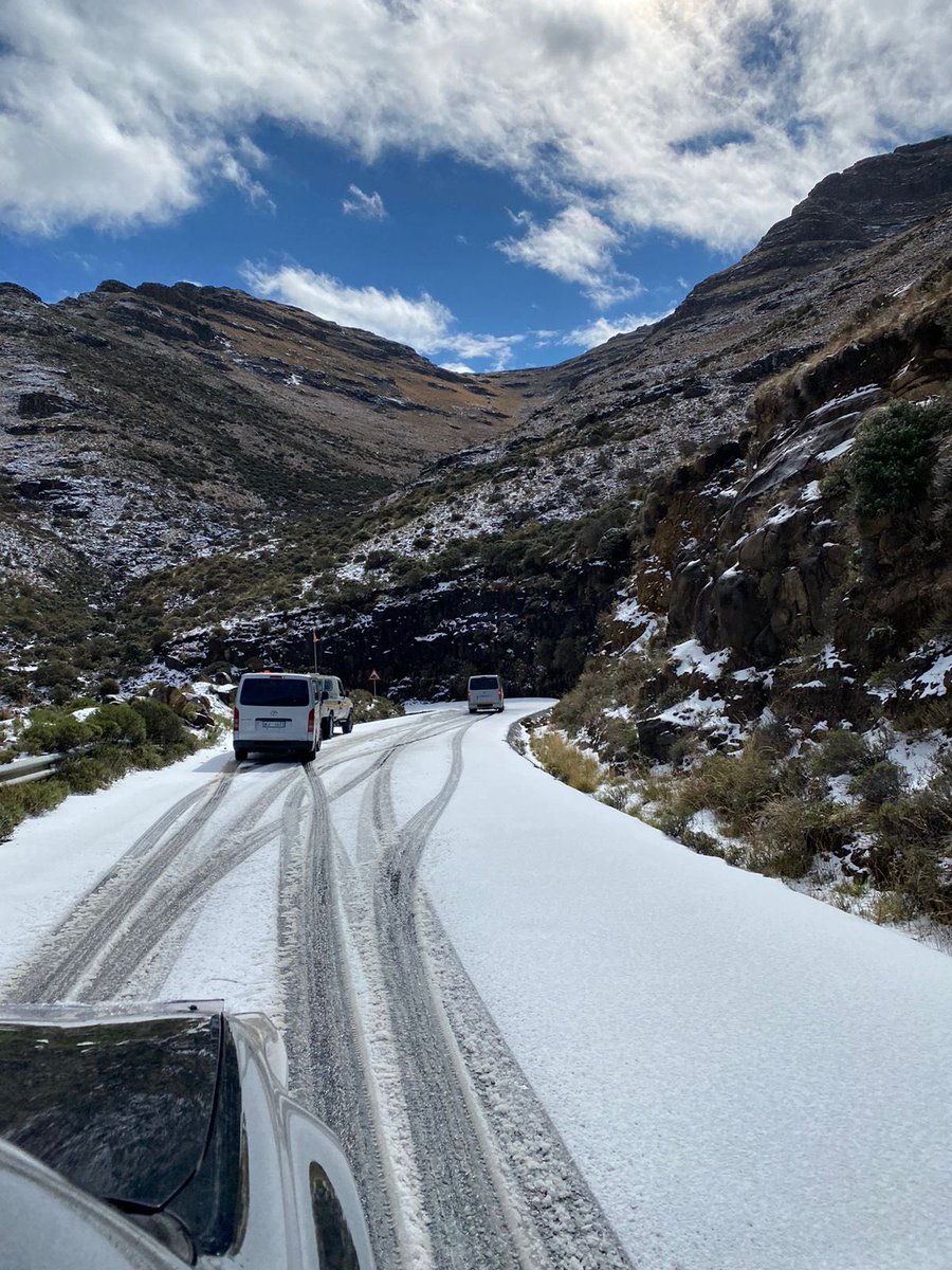 AfricaFactsZone's tweet photo. A road leading to Afriski Mountain Resort, Lesotho covered in snow. https://t.co/PQCgQwMLle