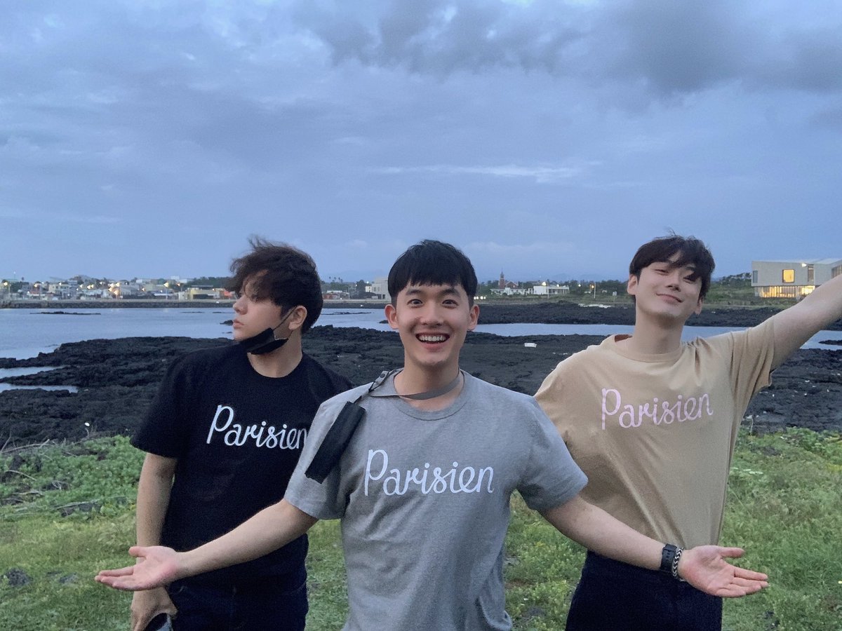 순일이형이 깜짝선물로 준비해 온 
우정티셔츠 입고 신나게 돌아다닌 셋째날
UrbanKwon 5hjjun