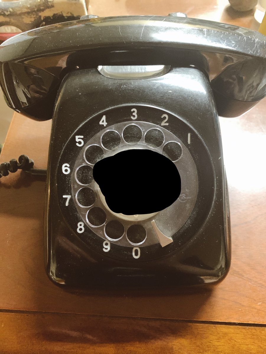 未熟者 自宅の電話機は今でも黒電話 世論調査とかで 1のボタンを に対応できない ちなみに停電でもしっかり働く て言うかこれの使い方わからない人もいるのかな 黒電話 レトロ 映り込む自分
