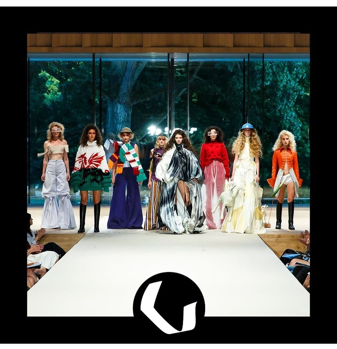 Arnhem staat nu in het teken van #Fashion + #Design! Alles over hun programma vind je hier bij @fdfarnhem. Dit weekend bieden verschillende winkels in de stad en in het <a href="/Modekwartier/">Modekwartier</a> leuke dingen aan dus stay tuned.

Wij reden vandaag wat stylische pakketjes naar de gelukkigen.