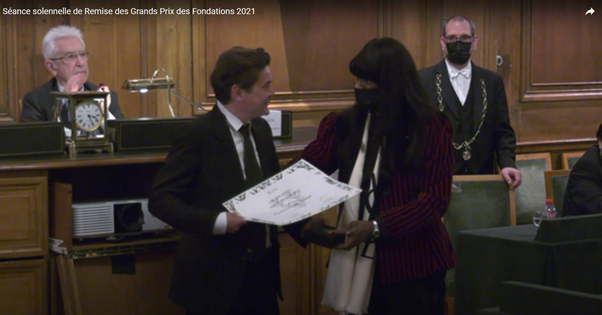 AcadBeauxarts's tweet photo. Jean-Michel Othoniel, membre de l'Académie des beaux-arts, remet le Grand Prix artistique 2021 de la Fondation Simone et Cino Del Duca -@InstitutFrance à la sculptrice Barbara Chase-Riboud. Ce Prix, d'un montant de 100 000 €, est attribué sur proposition de l'@AcadBeauxarts. https://t.co/sneyMx1Mox