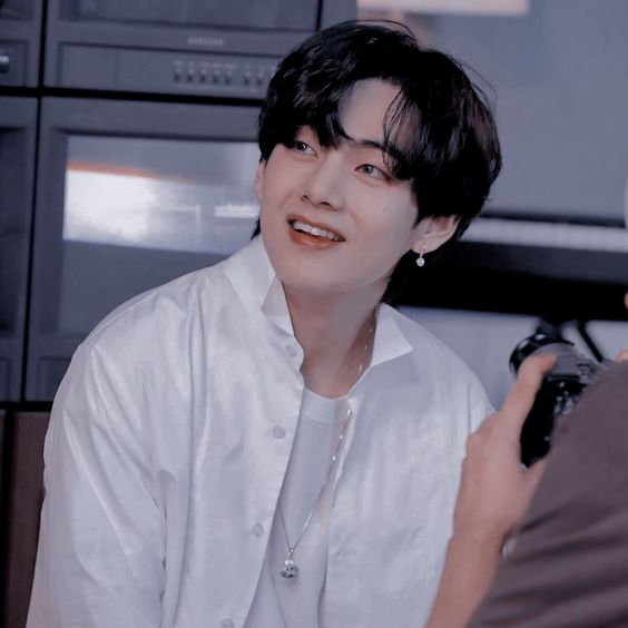 kixm_lix's tweet photo. Kim Taehyung, hoy se cumplen 8 años desde que llego de Daegu. Acompaño a su amigo a una audición y quién entro fue él, ahora siendo uno de los mejores idols de la industria, perteneciendo al grupo de la generación. Army esta orgullosa de ti Baby Bear. #8YearsWithTaehyung #BTSV https://t.co/QtfkrnaHXE