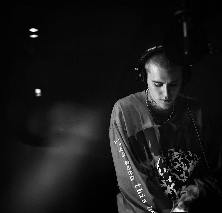 JBCrewdotcom's tweet image. Join our Justin Bieber voting party! 

Can we get 200 retweets? 

#JFCJustinBieber