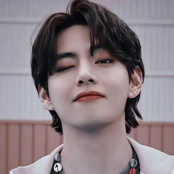kixm_lix's tweet photo. Kim Taehyung, hoy se cumplen 8 años desde que llego de Daegu. Acompaño a su amigo a una audición y quién entro fue él, ahora siendo uno de los mejores idols de la industria, perteneciendo al grupo de la generación. Army esta orgullosa de ti Baby Bear. #8YearsWithTaehyung #BTSV https://t.co/QtfkrnaHXE