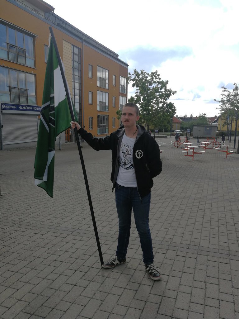eliasspaningar's tweet photo. pov: du vill representera den ariska rasen men ser ut som en förrymd pedofil med dåliga knän https://t.co/X7a1oKoXPW