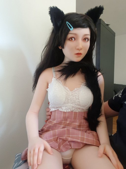 Lap cat girl keeping me company during work https://t.co/JmfIElGyyu