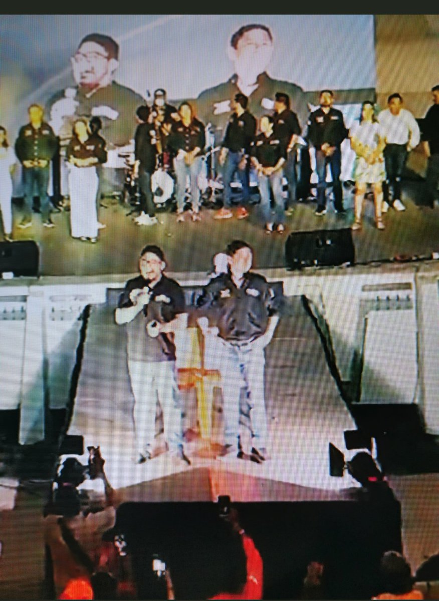 Campechaneando el hipócrita que siempre se colgó de Amlo para obtener seguidores y lana, pues le llegaron al precio .
Ah pero se dice Obradorista .
#PANpechaneando deja de colgarte de Amlo 😡